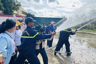 CBGVNV trường MN Bình Tân Phú tham gia chương trình, trải nghiệm, thực hành chữa cháy và cứu nạn cứu hộ.